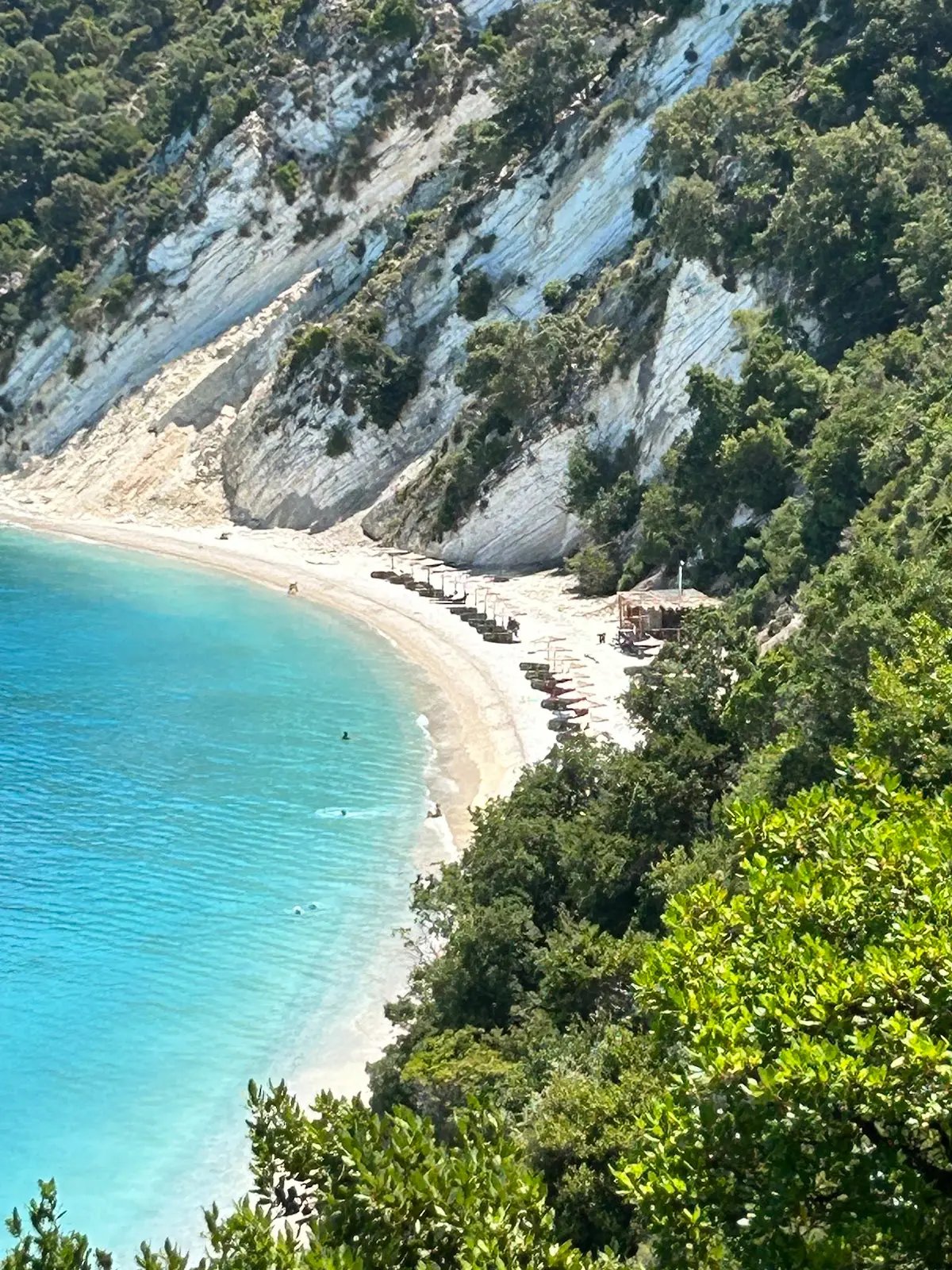 보트 또는 하이킹으로 접근하는 한적함